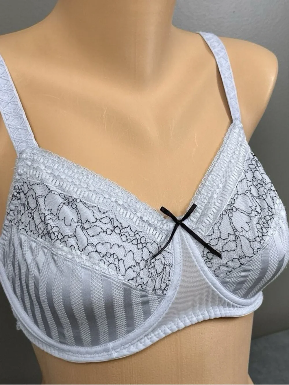 Classic Lace Underwire Bra in Light Blue